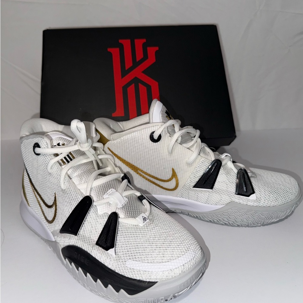 Nike Kyrie 7 GS “Rings” CT4080-101 White/Gold/Black 5.5Y (W 7) New w/Box
